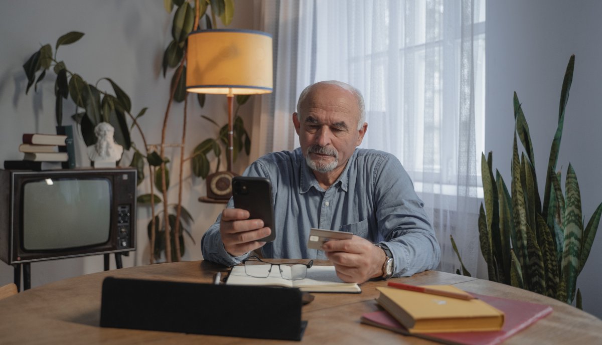 facilités de paiement : homme qui effectue un paiement en ligne par carte