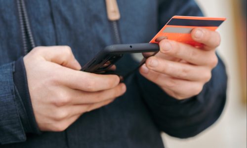 paiement par carte : homme qui paie sur téléphone avec sa CB