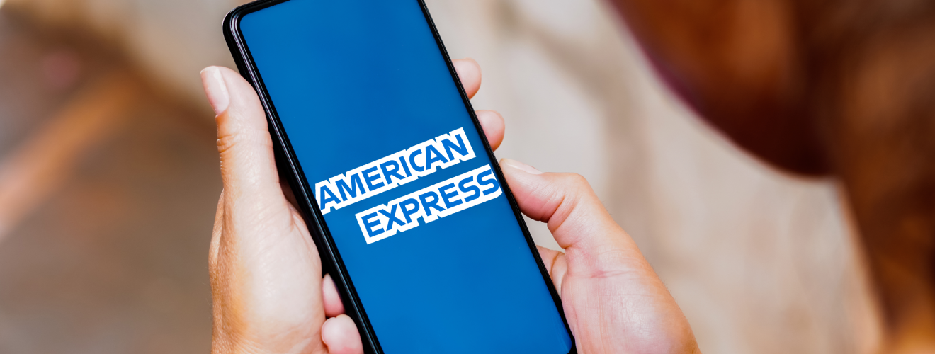 paiement american express : porteur de carte qui va payer avec sa carte amex