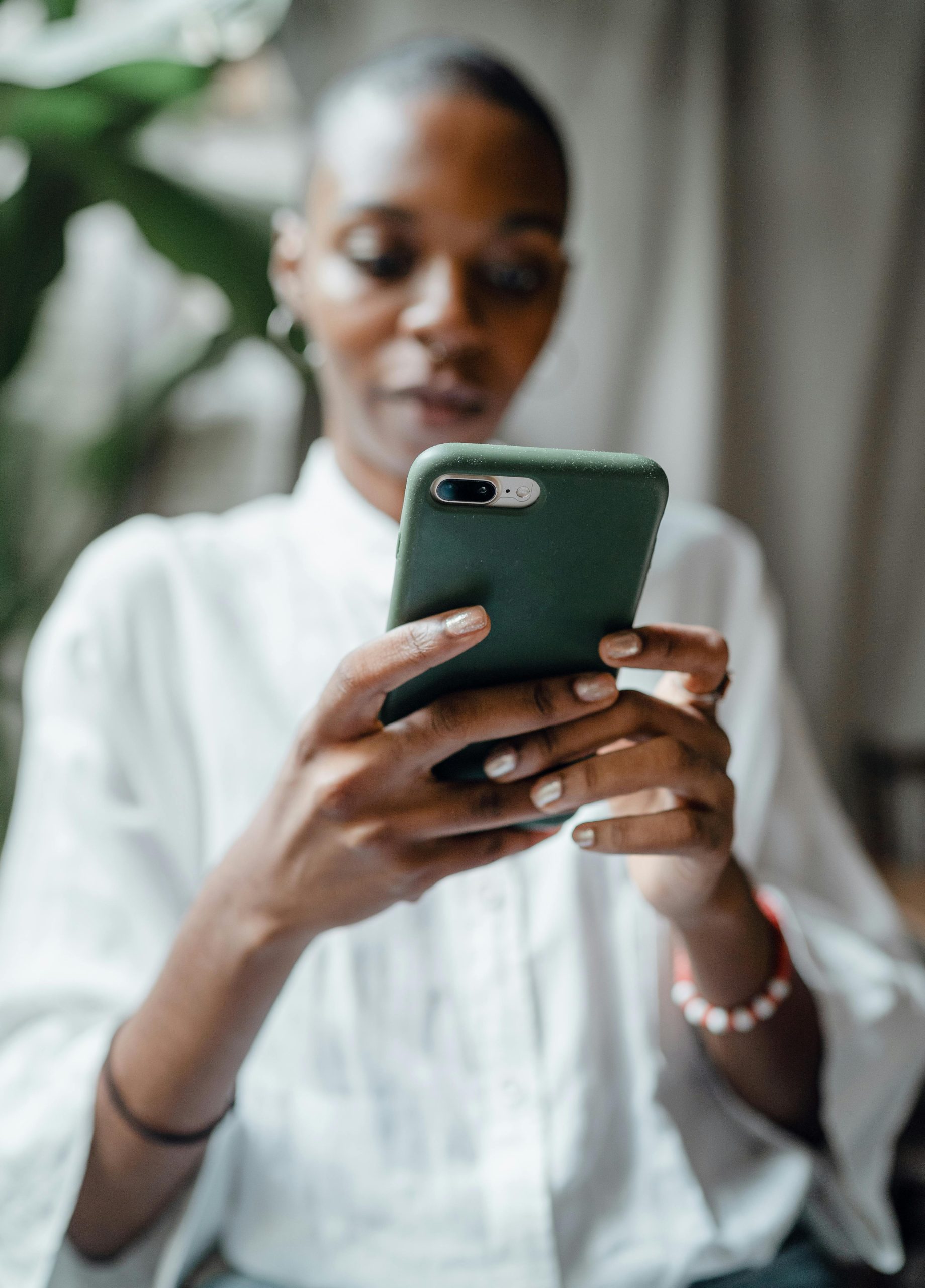 virement bancaire : femme qui fait un paiement avec son téléphone