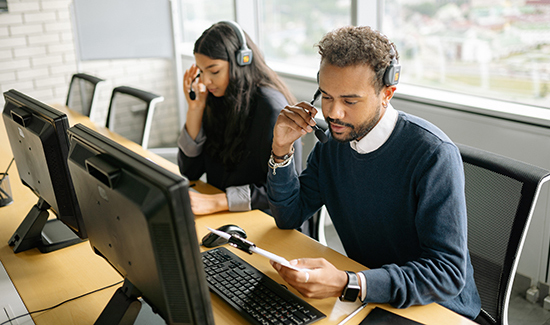 recouvrement de créances : service de comptabilité qui relance leurs clients pour impayés