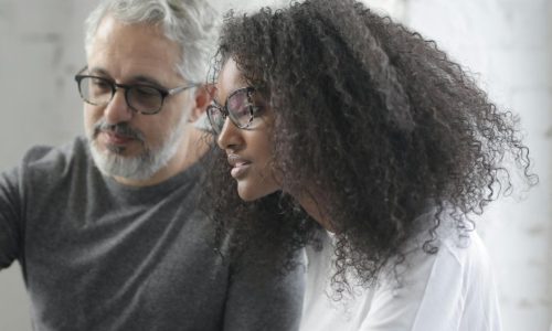 deux collègues qui mettent en place un paiement par prélèvement