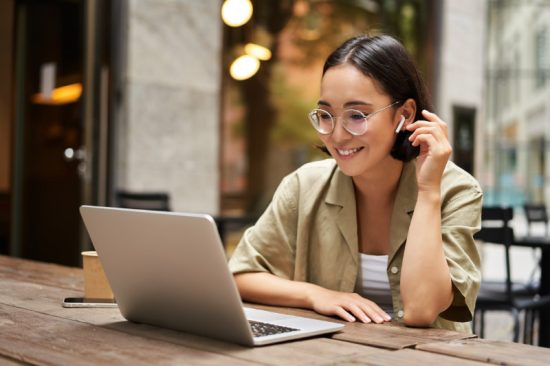 rejoindre CentralPay : femme qui fait du télé-travail dans un café